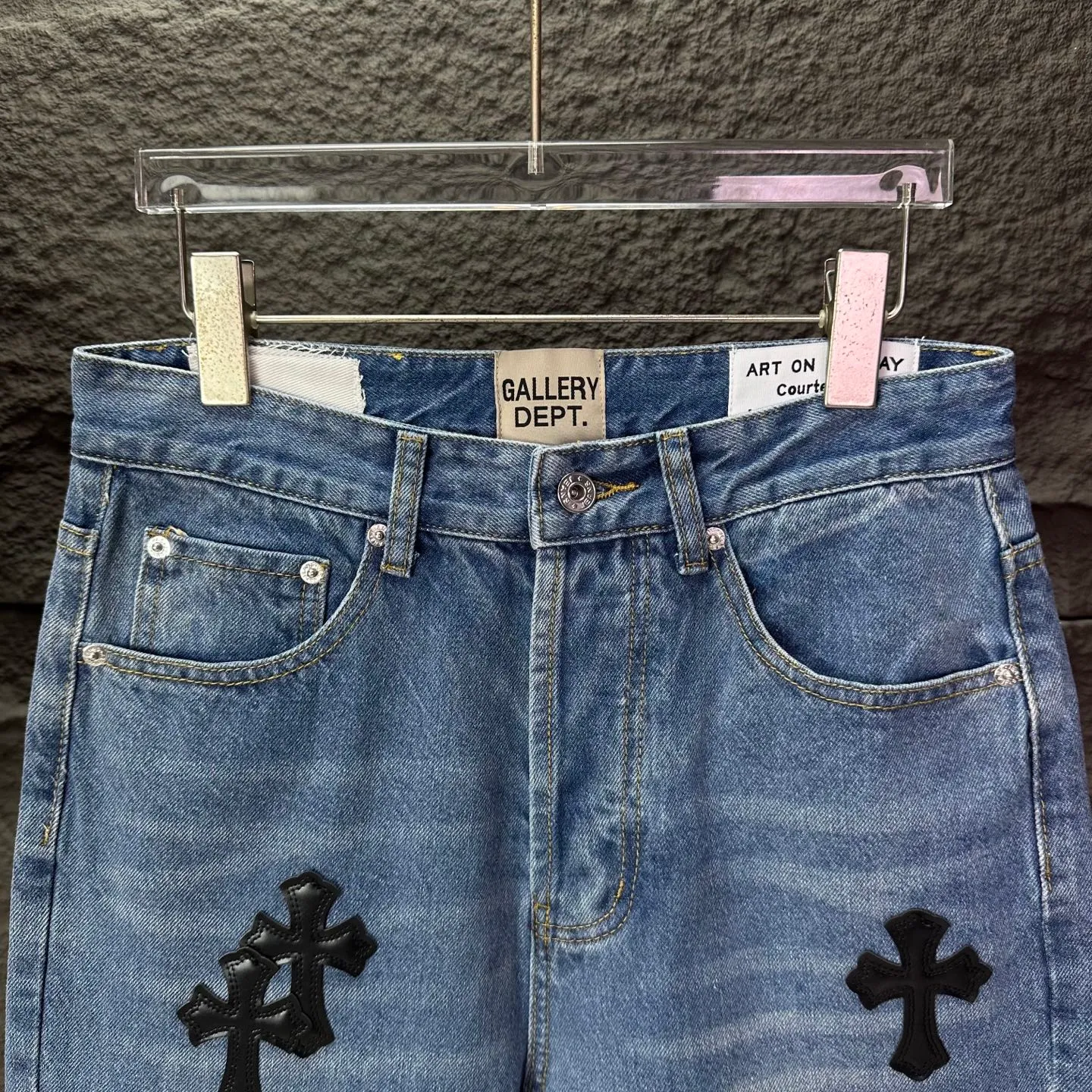 P270 GALLERY DEPT. Co-branded 2025 new black cross-leather stitching couple's style loose washed flared jeans 🔥High version🔥High version🔥 Top ceiling quality Styles with different washed textures are very friendly to people with thin legs and thick legs. The slightly flared version is very flattering to the leg shape. Moderate length that never goes out of style, easy and casual to match, basic styling for various styles, a must-have in the wardrobe! The fabric is stiff but also makes the upper body soft without losing texture. The washing process is even more perfect. It is a must-have item for everyone! ! ! Washed wheat, tag, pants label, three complete labels Color: washed black, washed blue Size: 28, 30, 32, 34 (four sizes)
